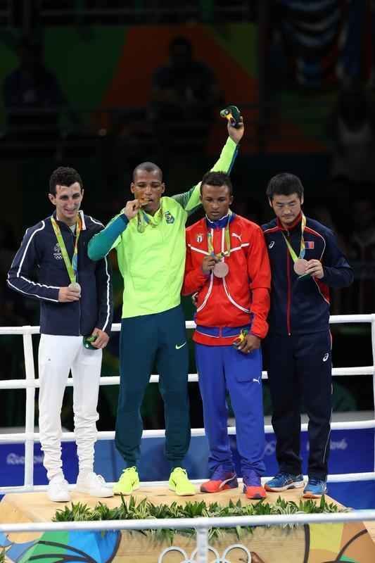 Robson figura agora na galeria de pugilistas nacionais com medalhas olmpicas: Esquiva Falco, prata, e Yamaguchi Falco e Adriana Arajo, bronze, todas em Londres-2012, alm do terceiro lugar conquistado por Servlio de Oliveira, no j distante Mxico-1968
