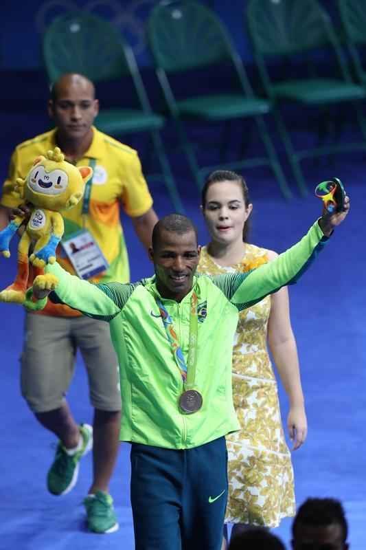 Robson figura agora na galeria de pugilistas nacionais com medalhas olmpicas: Esquiva Falco, prata, e Yamaguchi Falco e Adriana Arajo, bronze, todas em Londres-2012, alm do terceiro lugar conquistado por Servlio de Oliveira, no j distante Mxico-1968