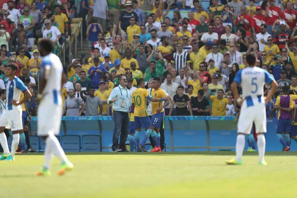 Brasil goleou Honduras por 6 a 0 e avanou  deciso do futebol masculino nos Jogos