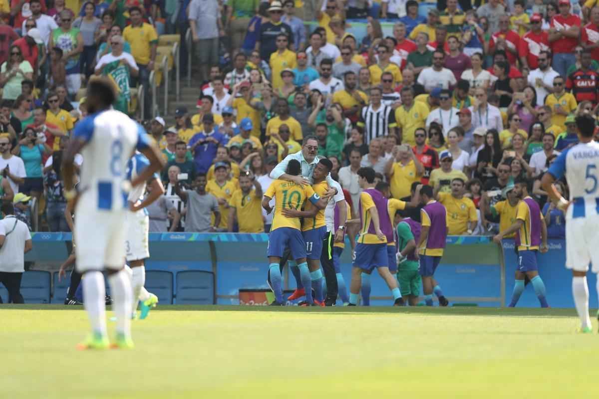 Brasil goleou Honduras por 6 a 0 e avanou  deciso do futebol masculino nos Jogos