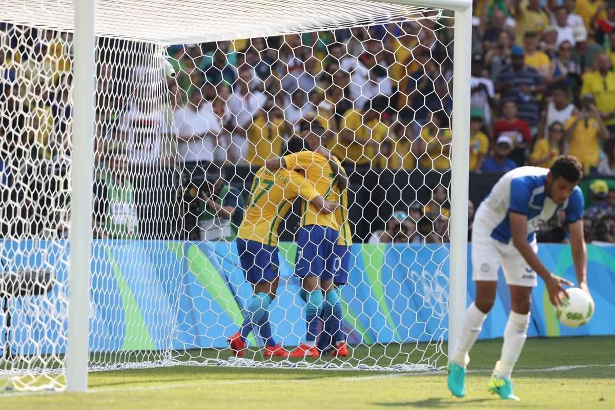 Brasil goleou Honduras por 6 a 0 e avanou  deciso do futebol masculino nos Jogos