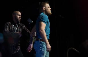 Fotos da coletiva do UFC 202, em Las Vegas - Conor McGregor parte para briga