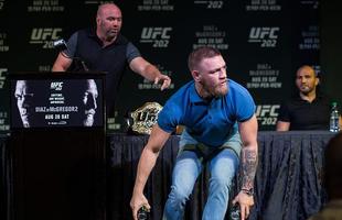 Fotos da coletiva do UFC 202, em Las Vegas - Conor McGregor cata latinhas de energético