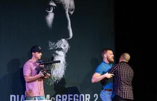 Fotos da coletiva do UFC 202, em Las Vegas - Conor McGregor tenta partir para briga e é contido
