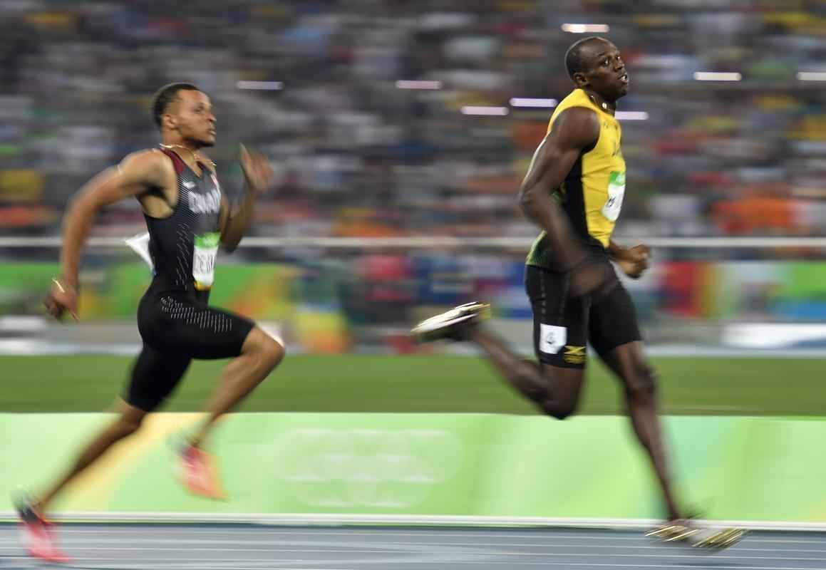 Imagens da disputa entre Bolt e De Grasse na semifinal dos 200m rasos