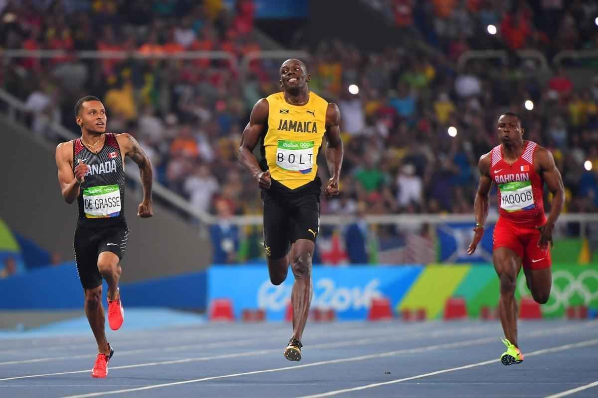 Imagens da disputa entre Bolt e De Grasse na semifinal dos 200m rasos