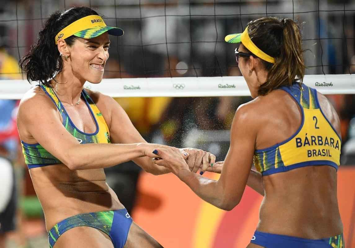 Imagens da derrota de gatha e Brbara na final do vlei de praia para a dupla alem