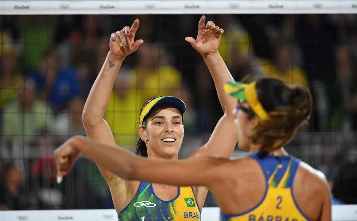 Imagens da derrota de gatha e Brbara na final do vlei de praia para a dupla alem