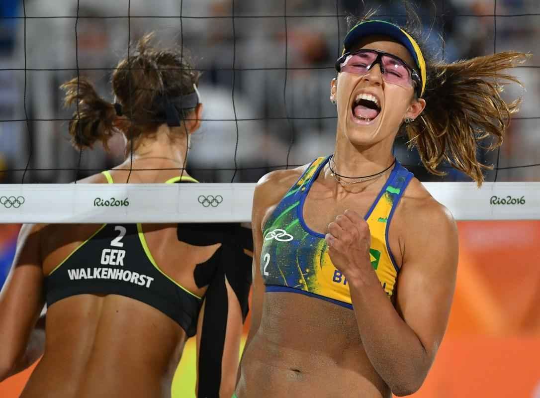 Imagens da derrota de gatha e Brbara na final do vlei de praia para a dupla alem