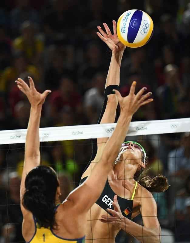 Imagens da derrota de gatha e Brbara na final do vlei de praia para a dupla alem