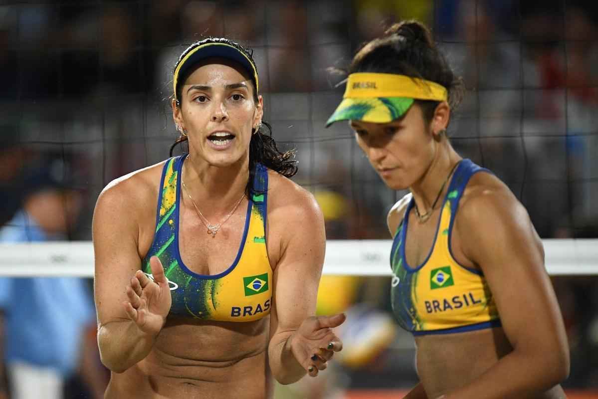 Imagens da derrota de gatha e Brbara na final do vlei de praia para a dupla alem