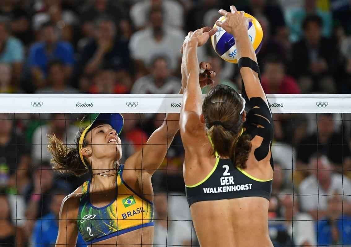 Imagens da derrota de gatha e Brbara na final do vlei de praia para a dupla alem