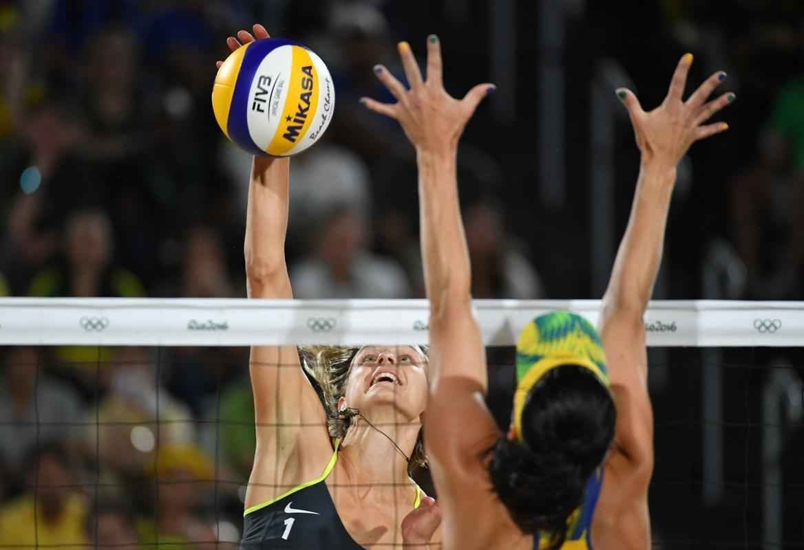Imagens da derrota de gatha e Brbara na final do vlei de praia para a dupla alem