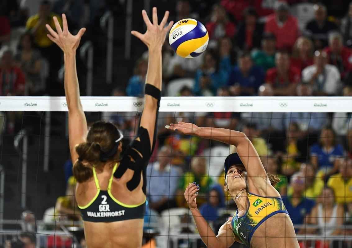 Imagens da derrota de gatha e Brbara na final do vlei de praia para a dupla alem