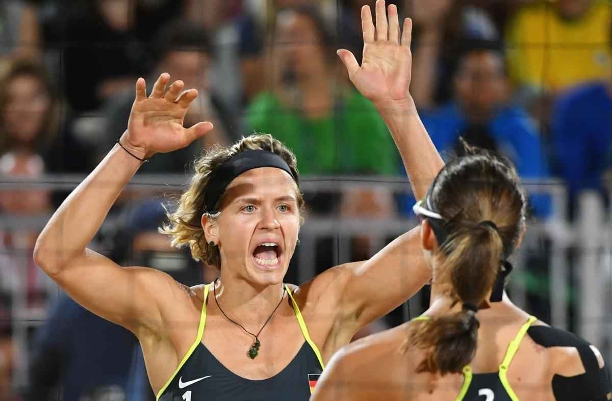 Imagens da derrota de gatha e Brbara na final do vlei de praia para a dupla alem