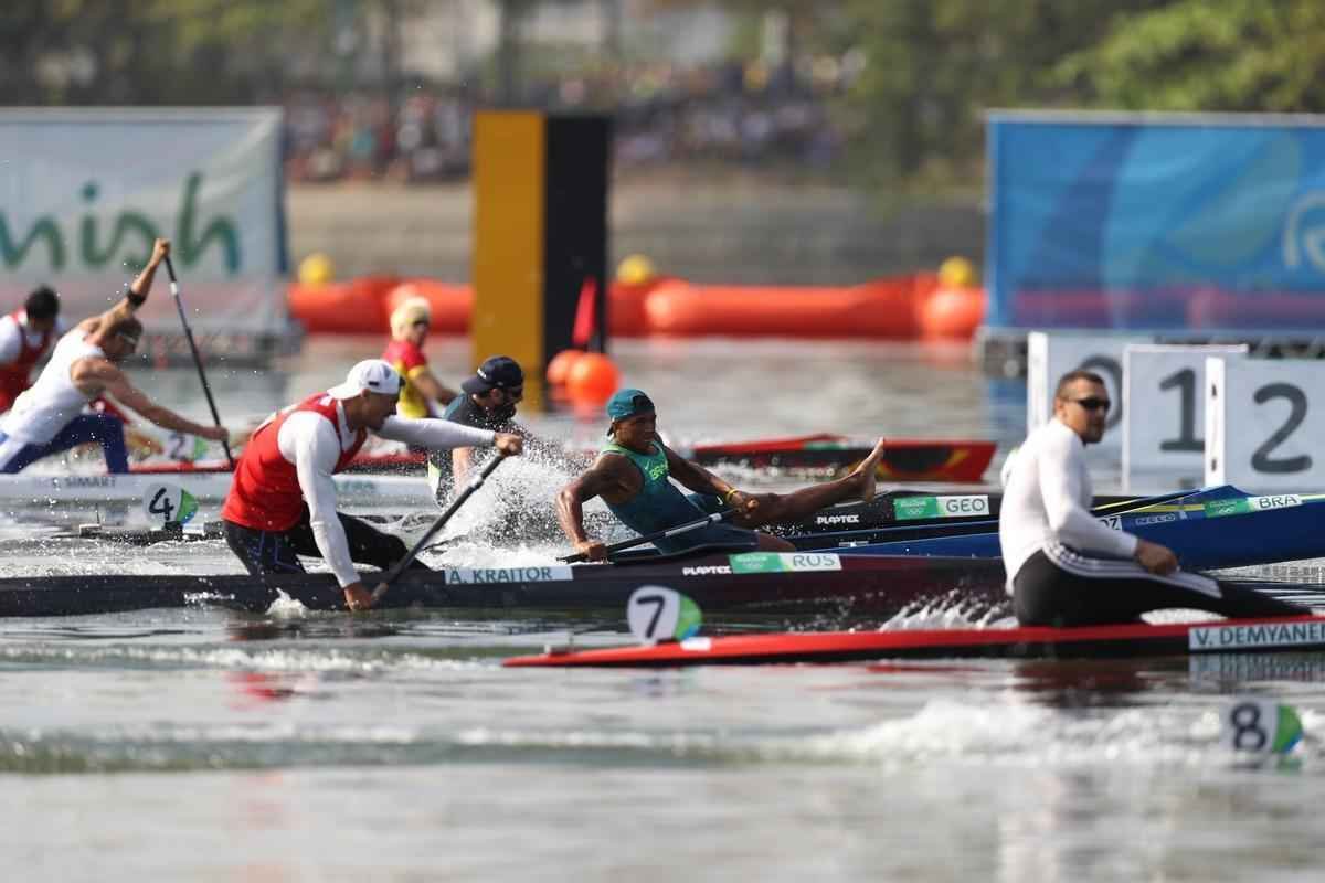 Isaquias Queiroz conquista mais uma medalha para o Brasil: o bronze, na categoria C1 200m da canoagem. Baiano foi prata na prova de C1 1000m