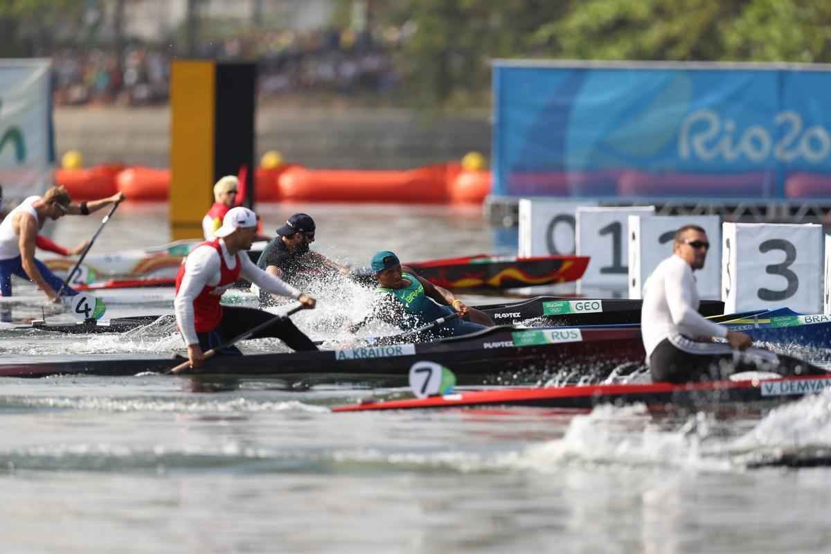 Isaquias Queiroz conquista mais uma medalha para o Brasil: o bronze, na categoria C1 200m da canoagem. Baiano foi prata na prova de C1 1000m