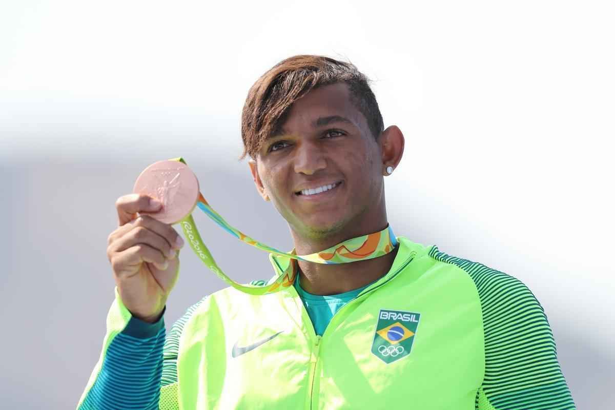 Isaquias Queiroz conquista mais uma medalha para o Brasil: o bronze, na categoria C1 200m da canoagem. Baiano foi prata na prova de C1 1000m
