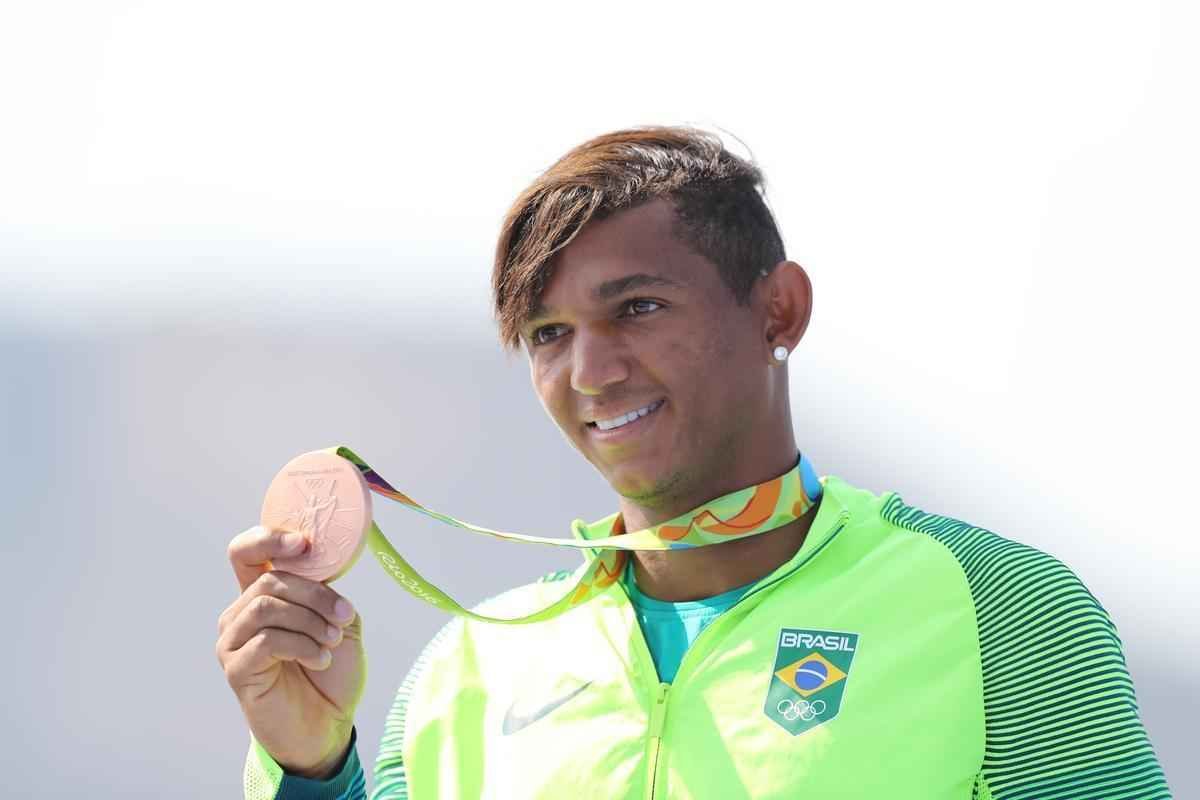 Isaquias Queiroz conquista mais uma medalha para o Brasil: o bronze, na categoria C1 200m da canoagem. Baiano foi prata na prova de C1 1000m