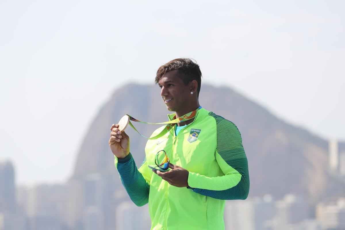 Isaquias Queiroz conquista mais uma medalha para o Brasil: o bronze, na categoria C1 200m da canoagem. Baiano foi prata na prova de C1 1000m