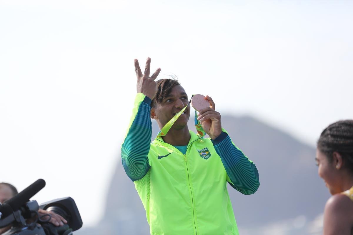 Isaquias Queiroz conquista mais uma medalha para o Brasil: o bronze, na categoria C1 200m da canoagem. Baiano foi prata na prova de C1 1000m