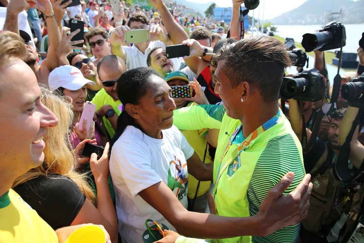 Isaquias Queiroz conquista mais uma medalha para o Brasil: o bronze, na categoria C1 200m da canoagem. Baiano foi prata na prova de C1 1000m