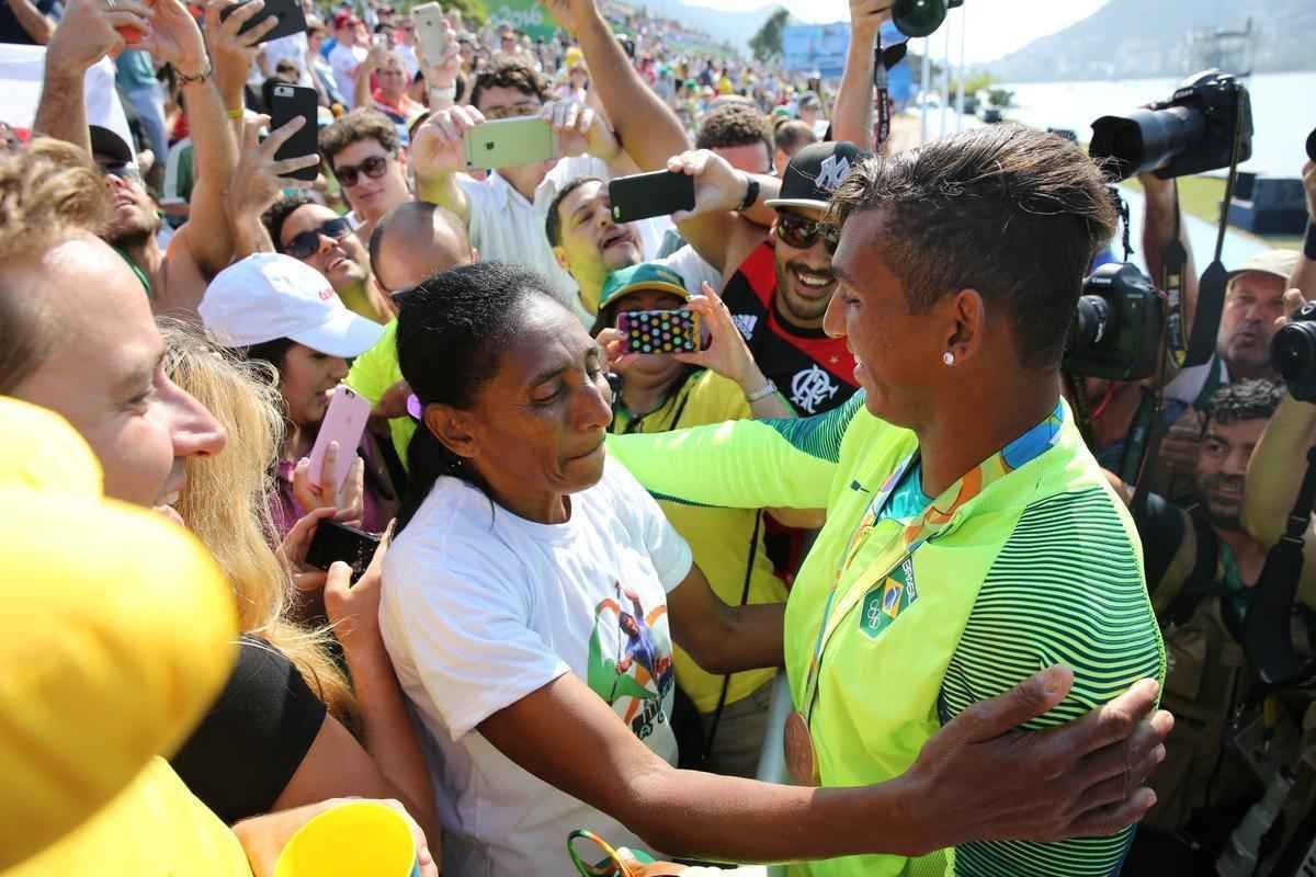 Isaquias Queiroz conquista mais uma medalha para o Brasil: o bronze, na categoria C1 200m da canoagem. Baiano foi prata na prova de C1 1000m