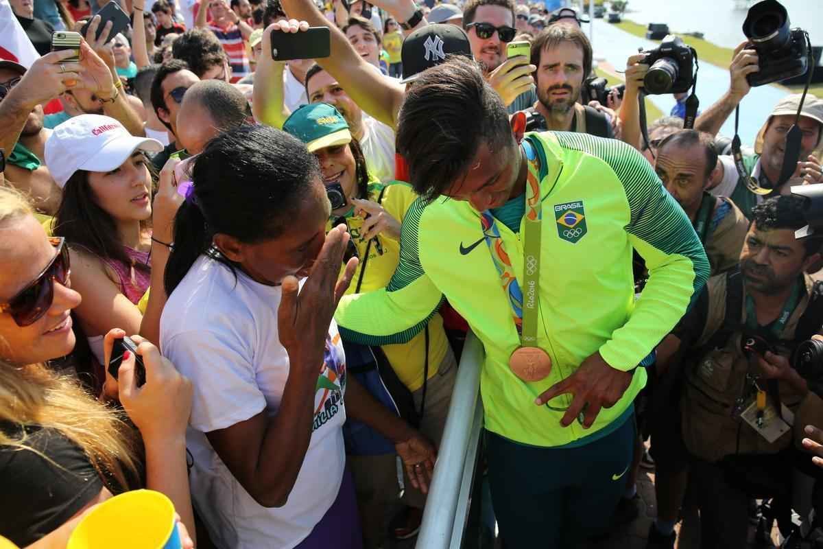 Isaquias Queiroz conquista mais uma medalha para o Brasil: o bronze, na categoria C1 200m da canoagem. Baiano foi prata na prova de C1 1000m