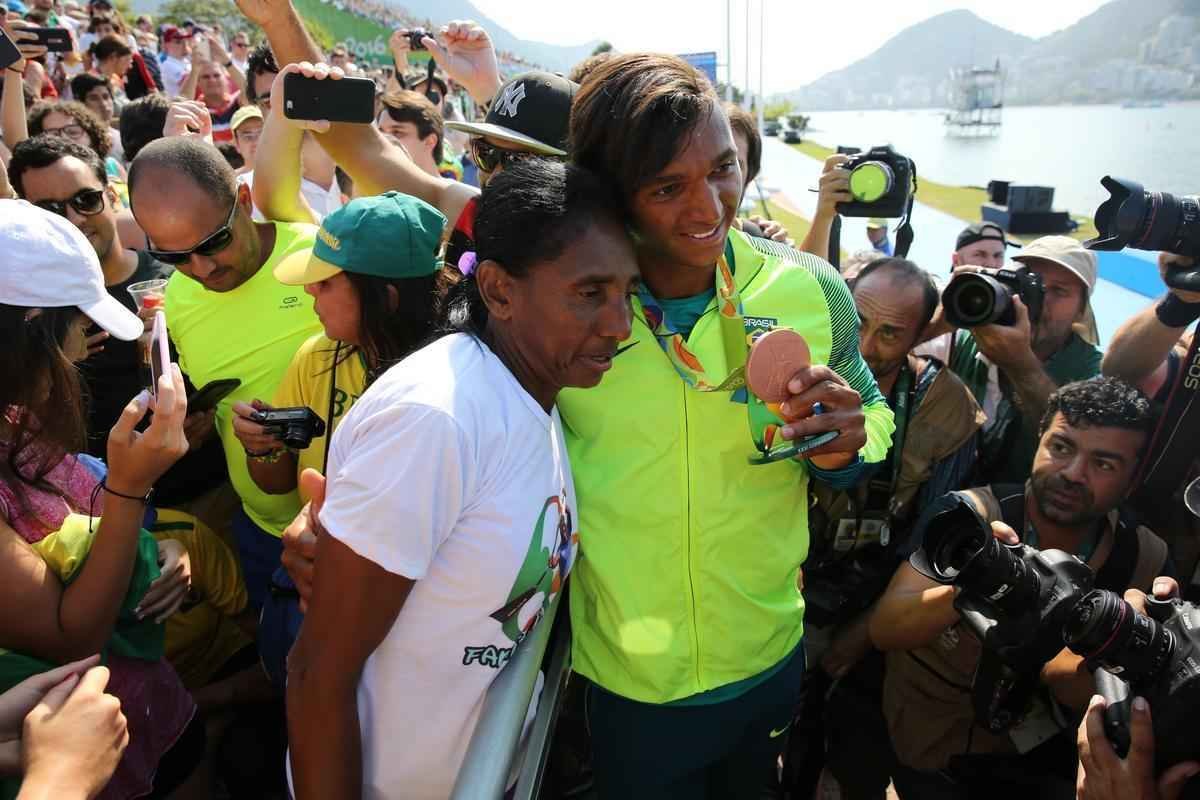 Isaquias Queiroz conquista mais uma medalha para o Brasil: o bronze, na categoria C1 200m da canoagem. Baiano foi prata na prova de C1 1000m