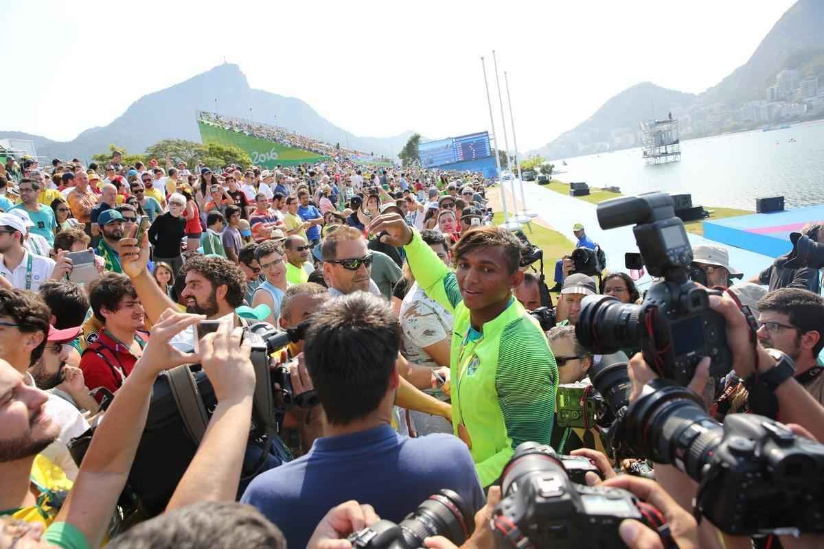Isaquias Queiroz conquista mais uma medalha para o Brasil: o bronze, na categoria C1 200m da canoagem. Baiano foi prata na prova de C1 1000m