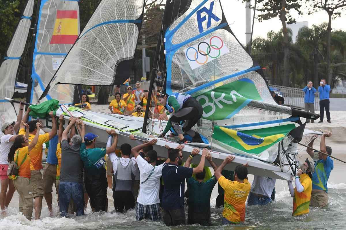 Conquista foi com muita emoo na medal race, nesta quinta-feira, quando a dupla chegou na primeira posio 