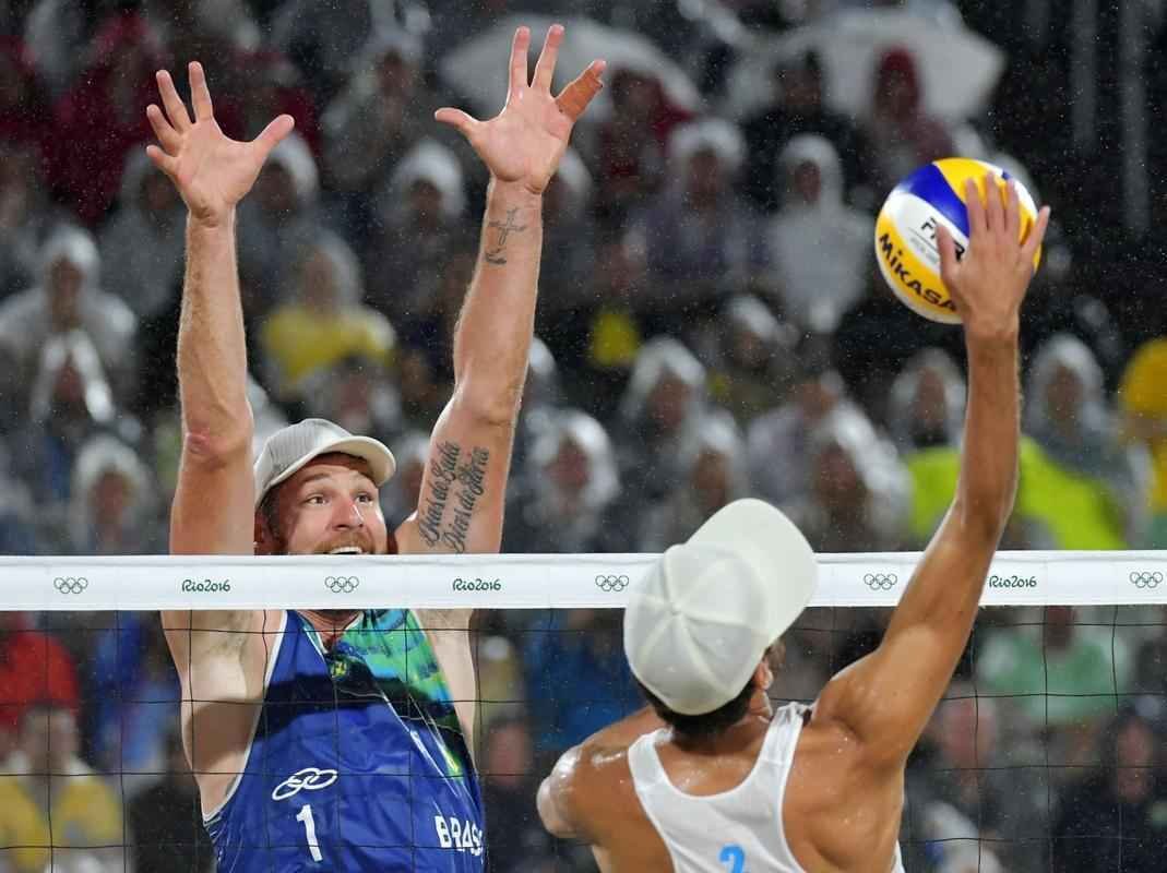Fotos da vitria de Alison e Bruno Schmidt e a conquista do ouro em Copacabana