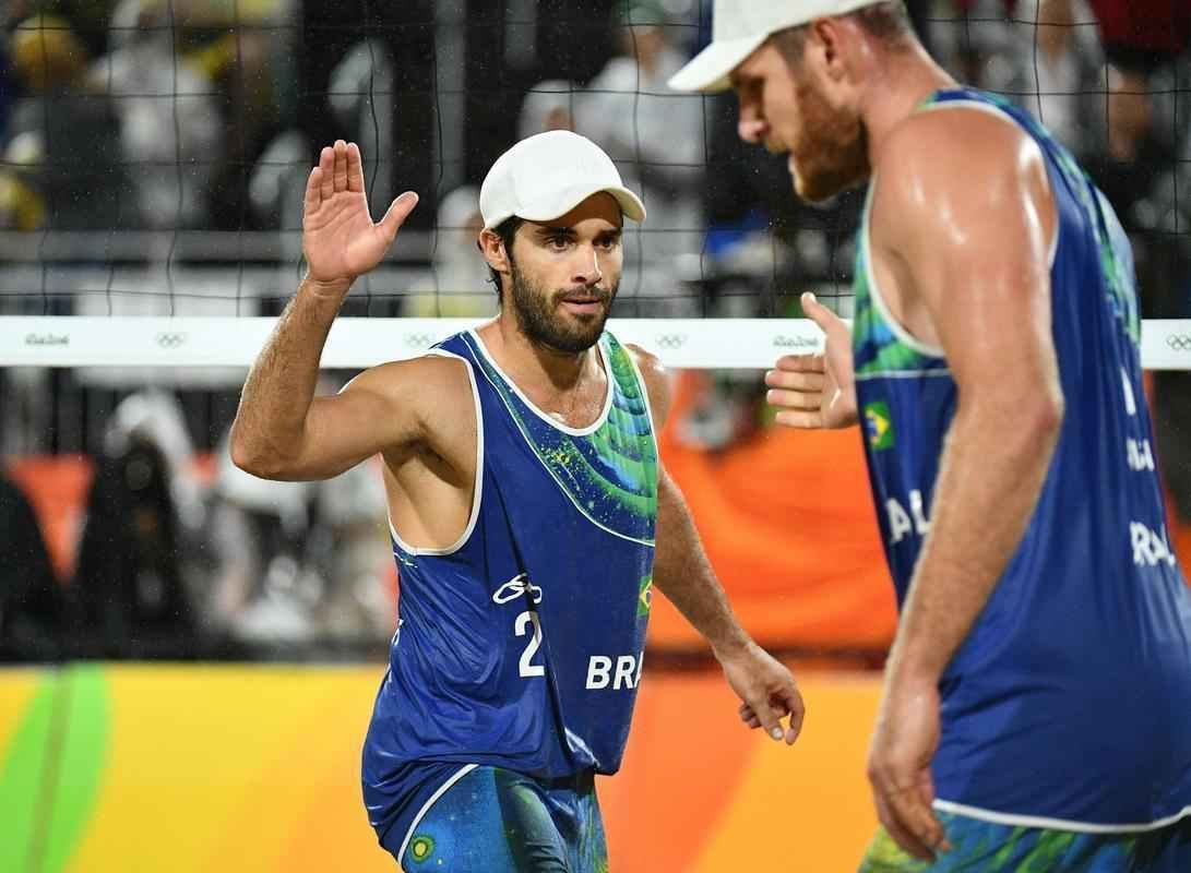 Fotos da vitria de Alison e Bruno Schmidt e a conquista do ouro em Copacabana