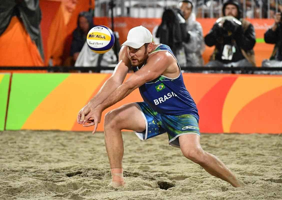 Fotos da vitria de Alison e Bruno Schmidt e a conquista do ouro em Copacabana