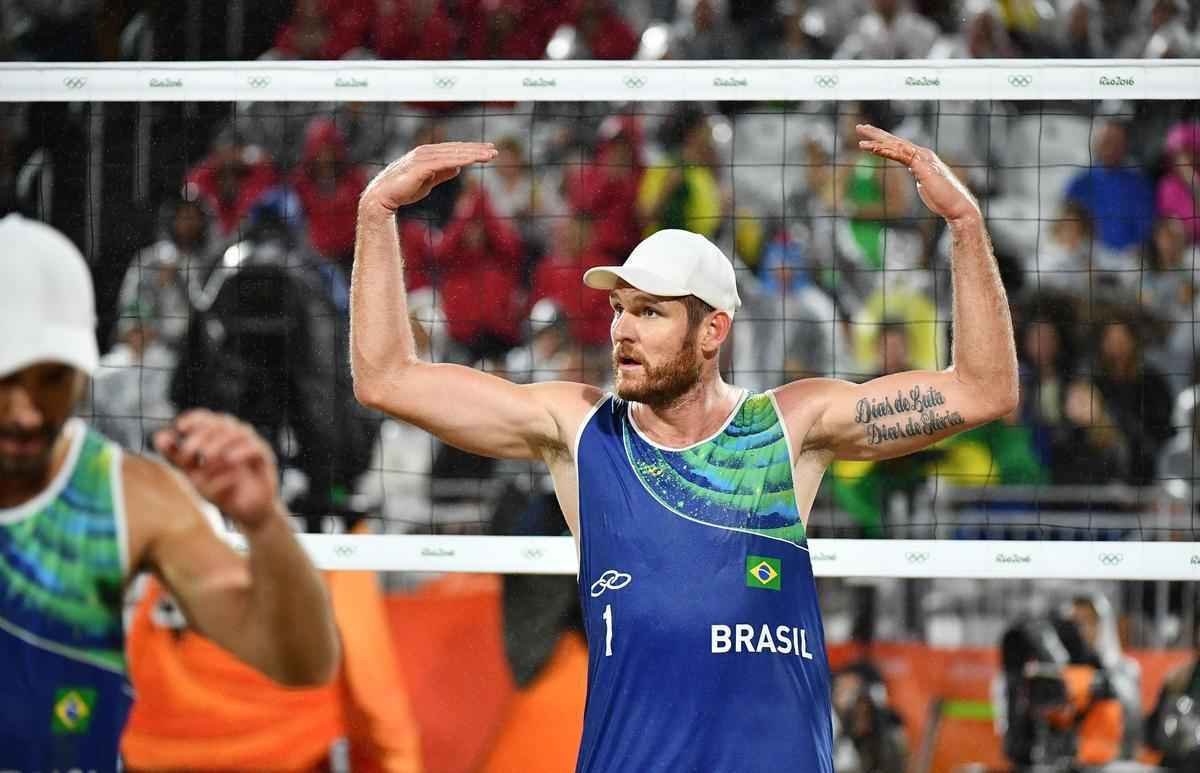 Fotos da vitria de Alison e Bruno Schmidt e a conquista do ouro em Copacabana
