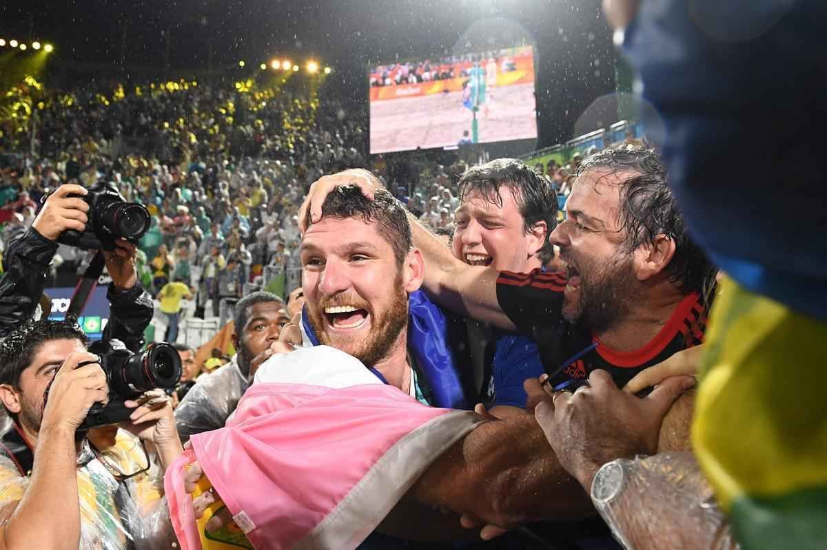 Fotos da vitria de Alison e Bruno Schmidt e a conquista do ouro em Copacabana