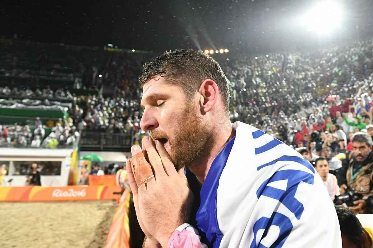 Fotos da vitria de Alison e Bruno Schmidt e a conquista do ouro em Copacabana