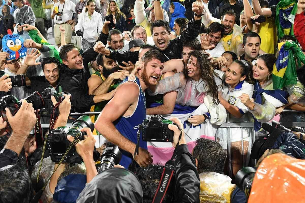 Fotos da vitria de Alison e Bruno Schmidt e a conquista do ouro em Copacabana