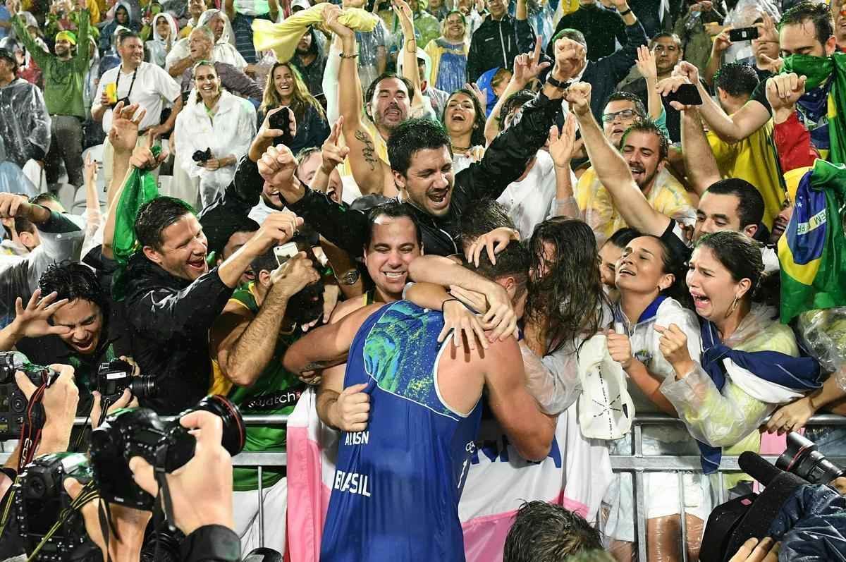Fotos da vitria de Alison e Bruno Schmidt e a conquista do ouro em Copacabana