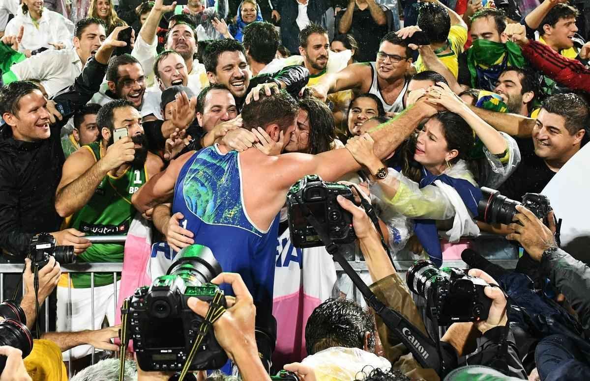 Fotos da vitria de Alison e Bruno Schmidt e a conquista do ouro em Copacabana
