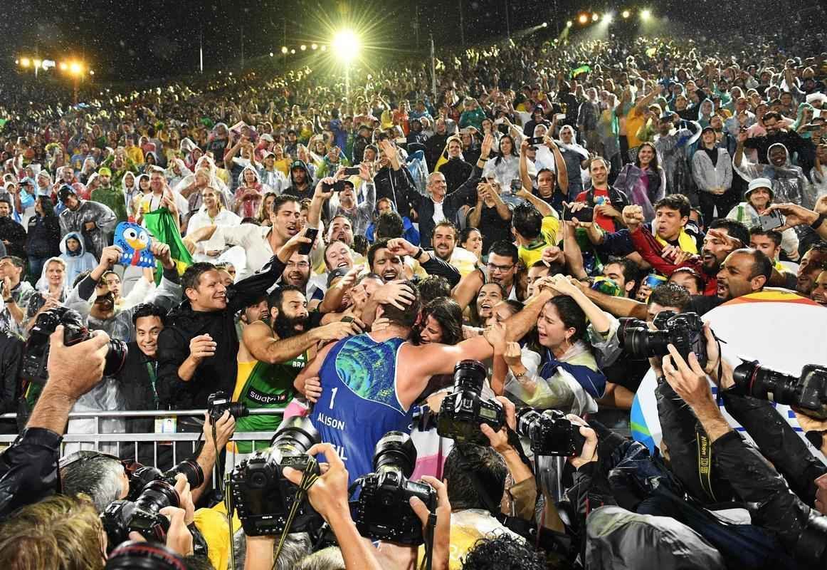 Fotos da vitria de Alison e Bruno Schmidt e a conquista do ouro em Copacabana