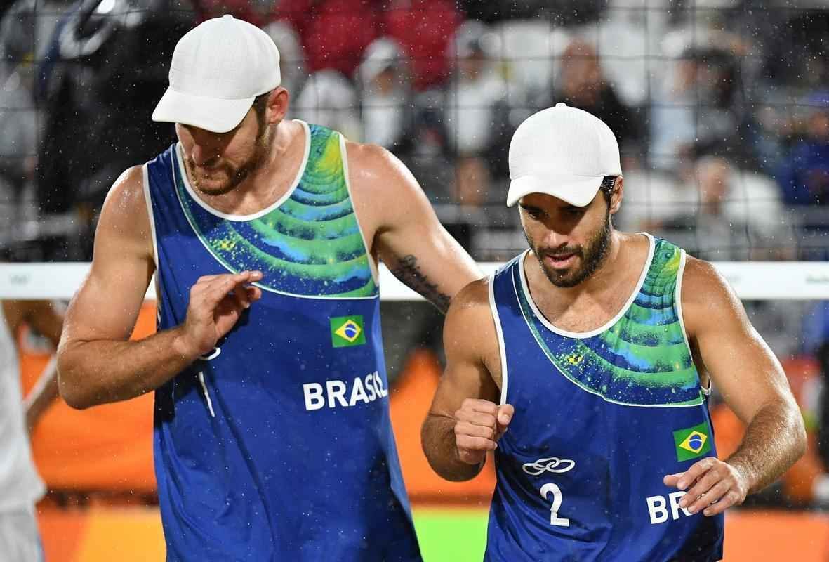 Fotos da vitria de Alison e Bruno Schmidt e a conquista do ouro em Copacabana