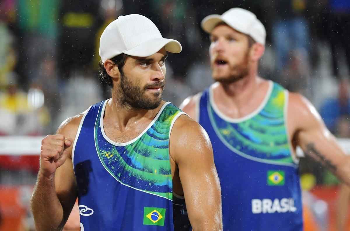 Fotos da vitria de Alison e Bruno Schmidt e a conquista do ouro em Copacabana