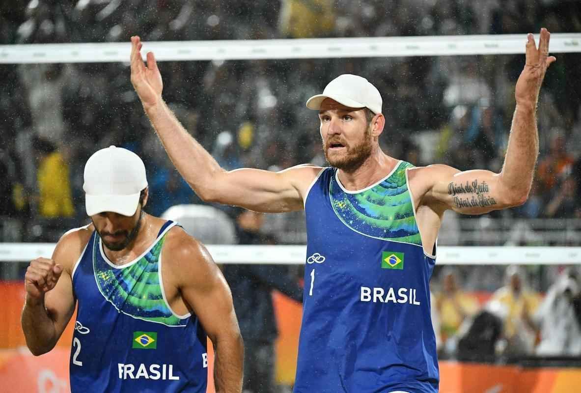 Fotos da vitria de Alison e Bruno Schmidt e a conquista do ouro em Copacabana
