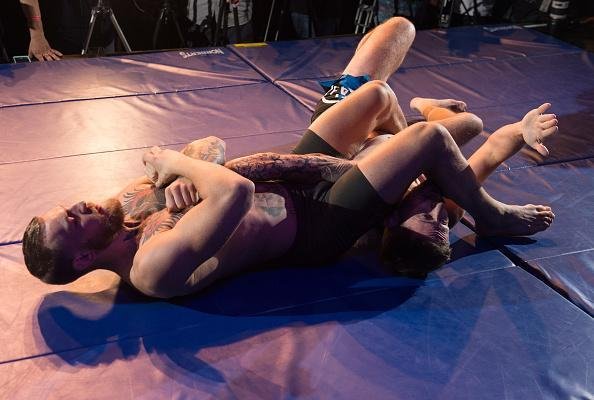 Conor McGregor treinou e interagiu com fs em Las Vegas. Astro tenta dar troco em Nate Diaz, vencedor do primeiro duelo