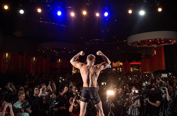 Conor McGregor treinou e interagiu com fs em Las Vegas. Astro tenta dar troco em Nate Diaz, vencedor do primeiro duelo
