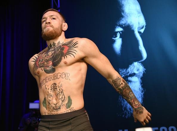 Conor McGregor treinou e interagiu com fs em Las Vegas. Astro tenta dar troco em Nate Diaz, vencedor do primeiro duelo