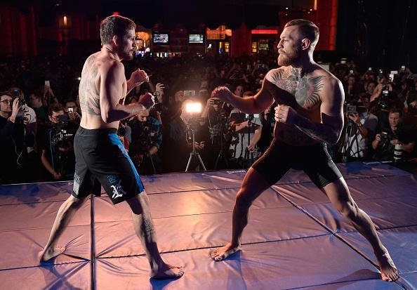 Conor McGregor treinou e interagiu com fs em Las Vegas. Astro tenta dar troco em Nate Diaz, vencedor do primeiro duelo