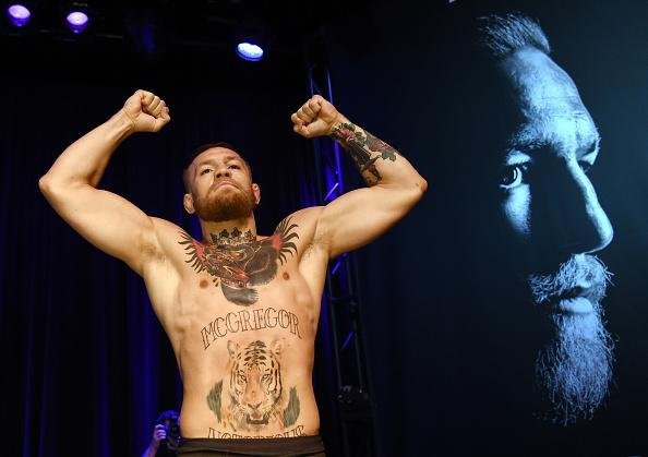 Conor McGregor treinou e interagiu com fs em Las Vegas. Astro tenta dar troco em Nate Diaz, vencedor do primeiro duelo