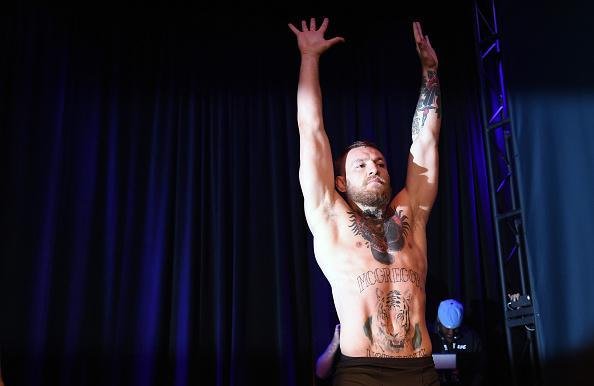 Conor McGregor treinou e interagiu com fs em Las Vegas. Astro tenta dar troco em Nate Diaz, vencedor do primeiro duelo